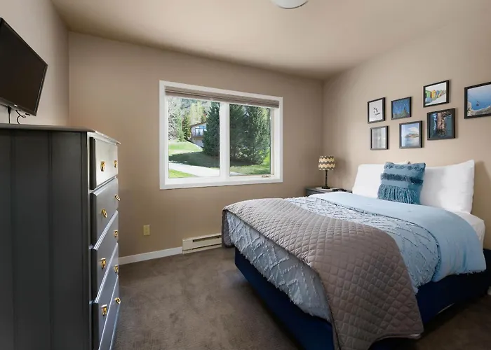 Lake Dillon Retreat Townhome: Panoramic Lake, Mountain Views